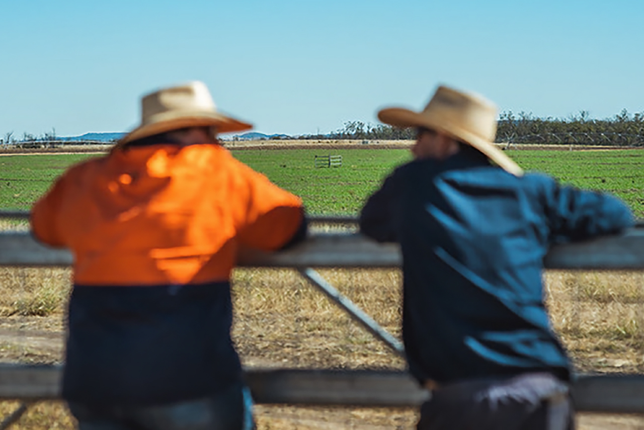 famers_talking_fence_1280x855